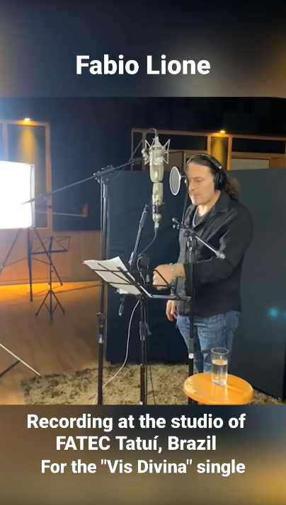 Fabio Lione recording at the studio of FATEC Tatuí for the "Vis Divina" song.